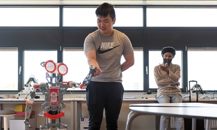 Student mbo Robotica engineer stuurt een robot aan